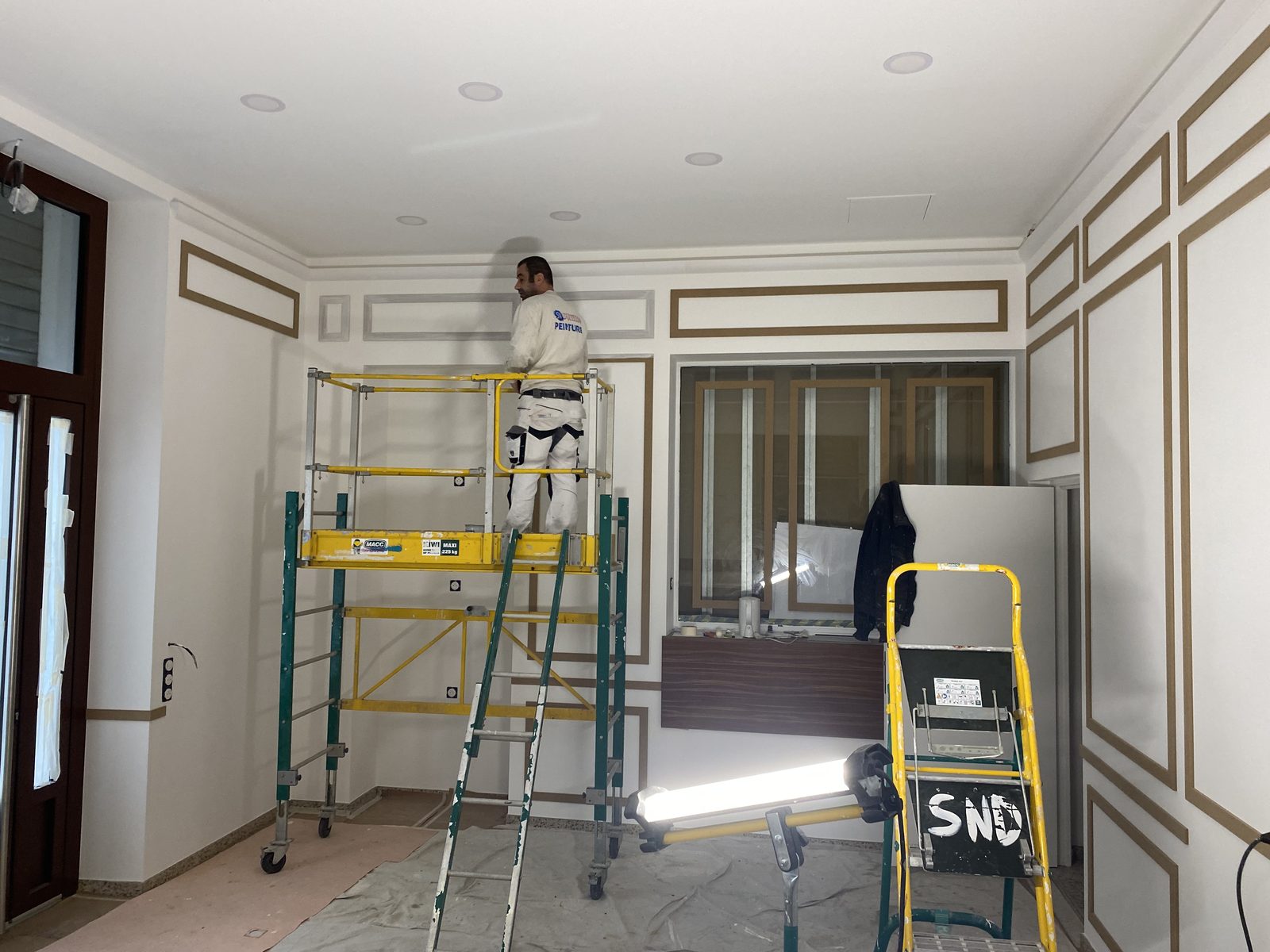 Travaux de peinture, murs jaunes