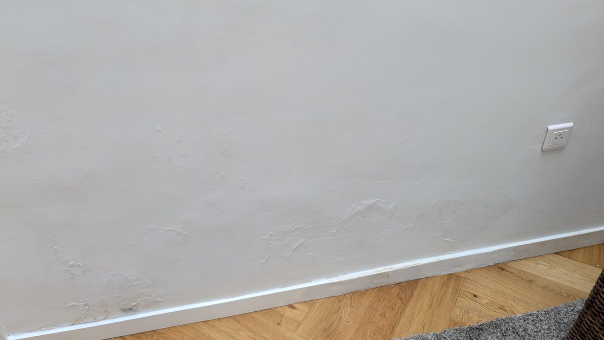 Trace de cloquage et de remontées capillaires sur un mur intérieur
